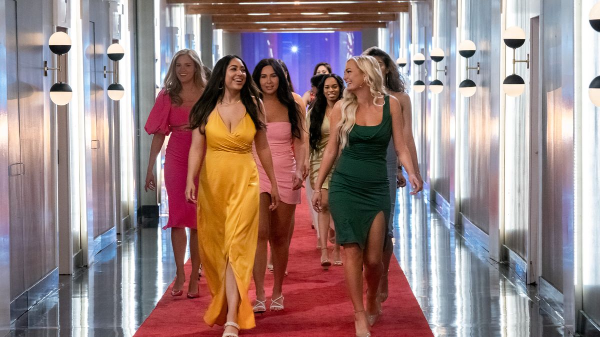 Brandie, Bliss, Irina, Kacia and Micah walking down the hall to the pods in Love Is Blind season 4