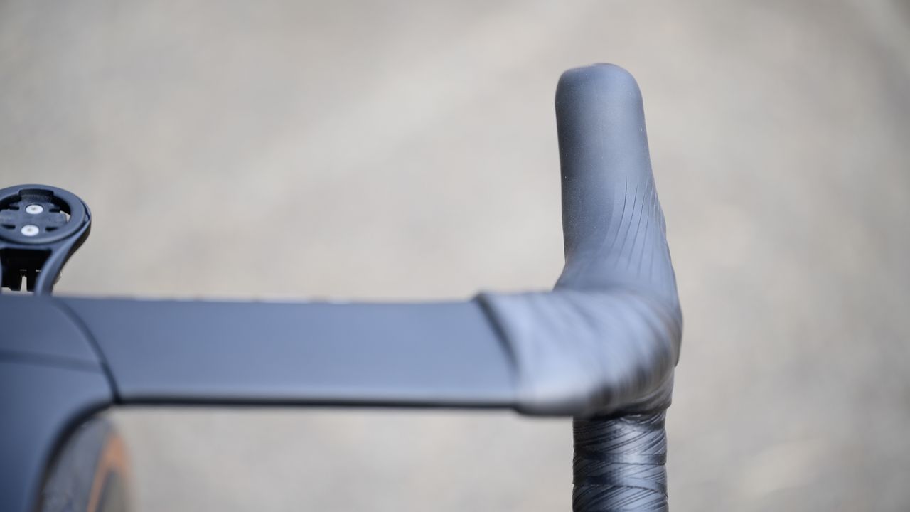 Shimano Dura-Ace R9150 Di2 shape of hoods