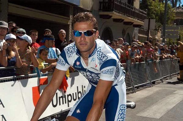 Alessandro Petacchi (Fassa Bortolo) rolls up