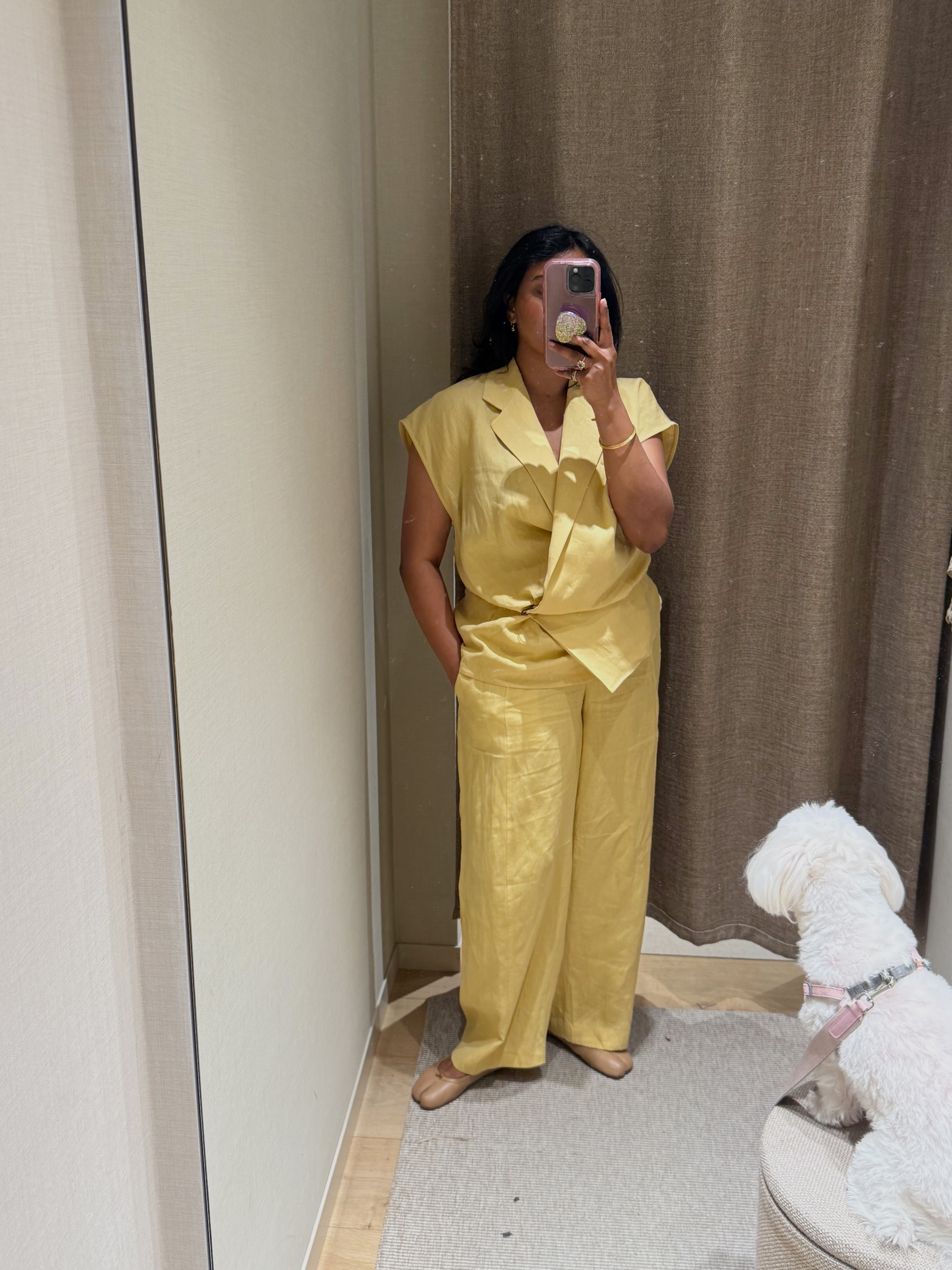 @chiarasatelier wears Massimo Dutti's linen barrel fit trousers in yellow