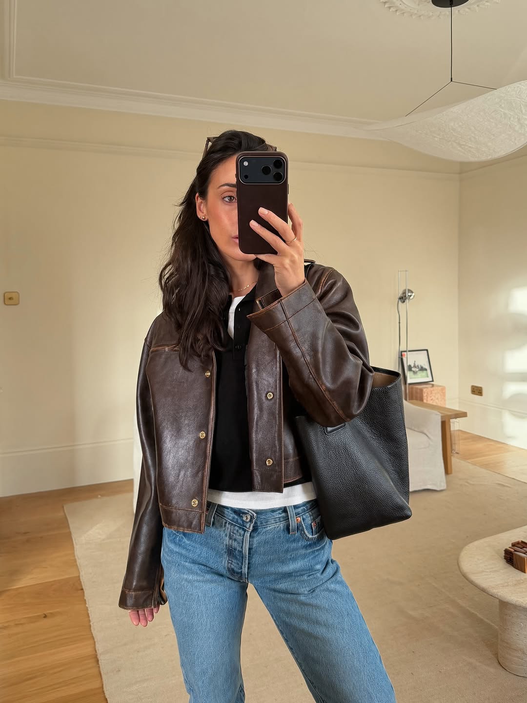 woman wearing spring jacket trend with jeans 2026