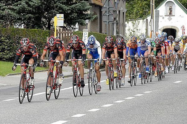 Caisse d'Epargne leads the chase having missed the move.