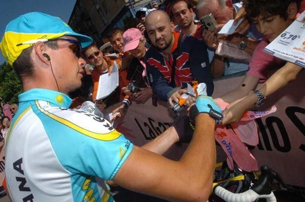 Paolo Savoldelli (Astana) signs.