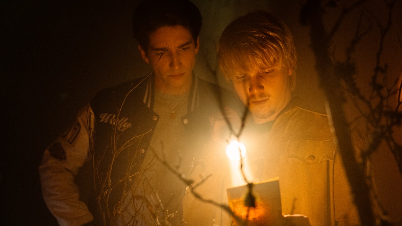 Miles Elliott y Milo Mannheim ven algo en el espíritu escolar.