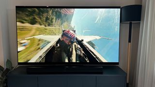 Scène de film de Top Gun : Maverick montrant Tom Cruise volant à l'intérieur d'un avion de chasse, sur le téléviseur LG G4 OLED.