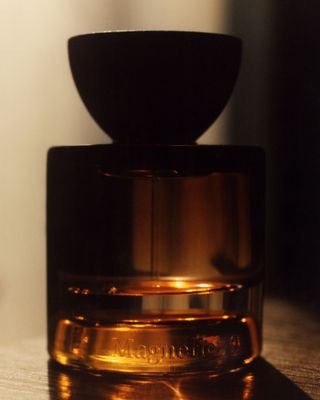 Photograph by Luis Alberto Rodriguez from Vyrao's Magnetic 70 campaign showing amber bottle with black cap