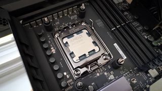 Фотография процессора AMD Zen 5 в материнской плате Asus ROG Crosshair X670E Hero