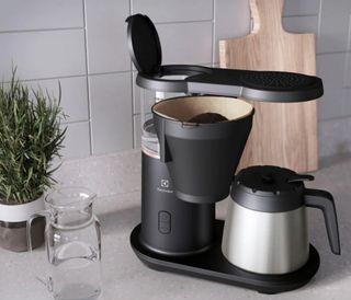 Bästa kaffebryggare: En Electrolux-kaffebryggare står på en grå köksbänk.