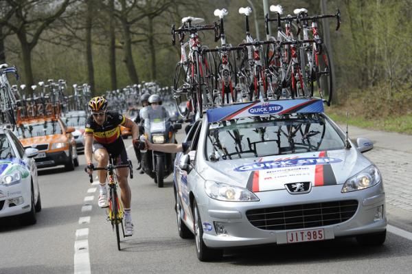 Tom Boonen (Quick Step) is assisted by his team car.