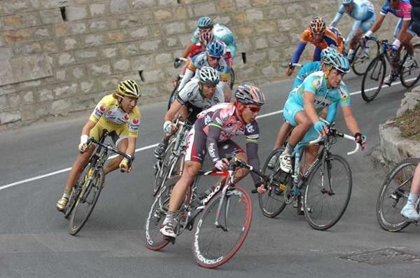 Robbie McEwen (Predictor-Lotto) followed by Manuele Mori (Saunier Duval-Prodir)