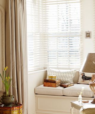 Corner window, windowseat with seat cushions, venetian blinds
