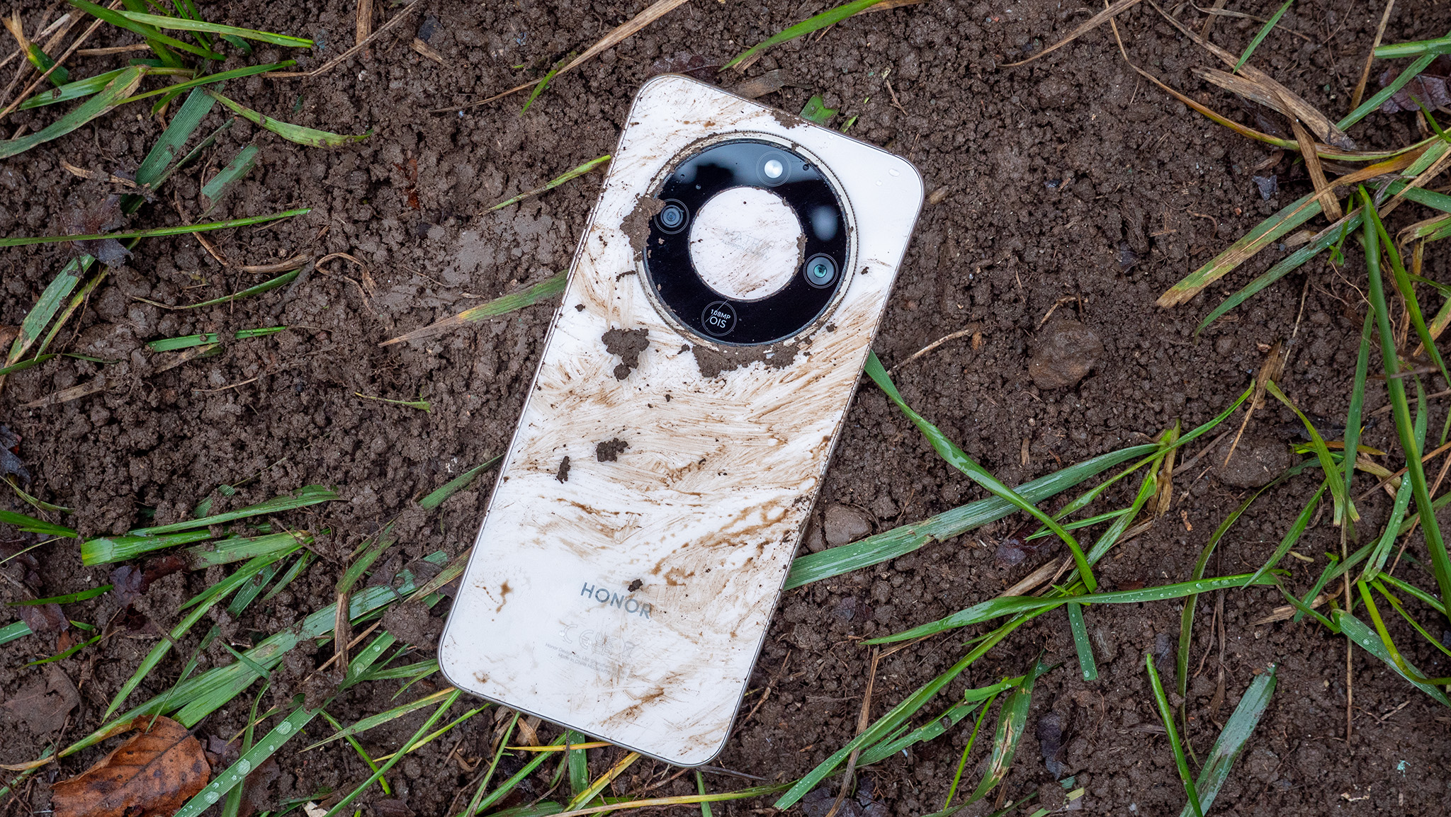 A very muddy Honor Magic 8 Lite