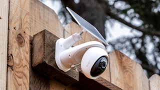 TP-Link Tapo C660 Kit mounted on a fence.