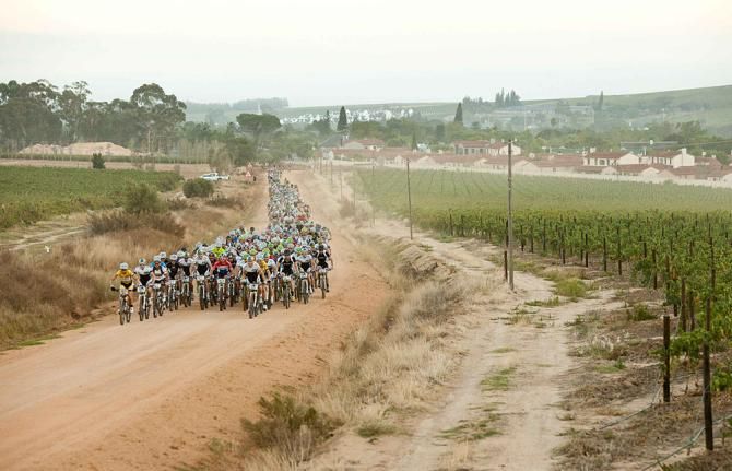 The peloton rolls out to start stage 5