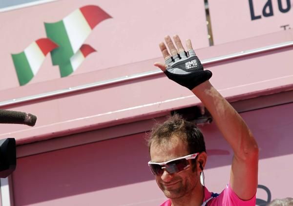 Michele Scarponi (Lampre-ISD) salutes the crowds at the sign-on.