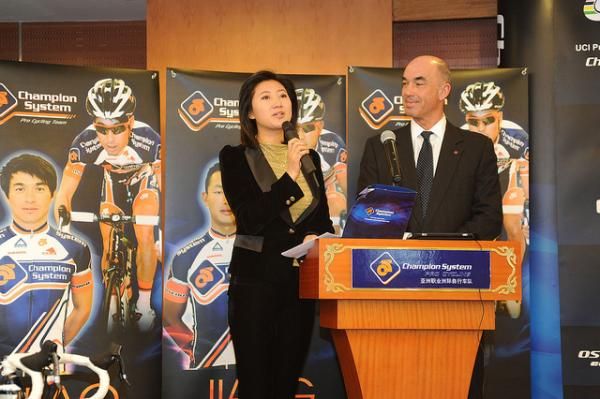 Professional cycling commentator John Eustice (right) hosted the team presentation in Beijing.