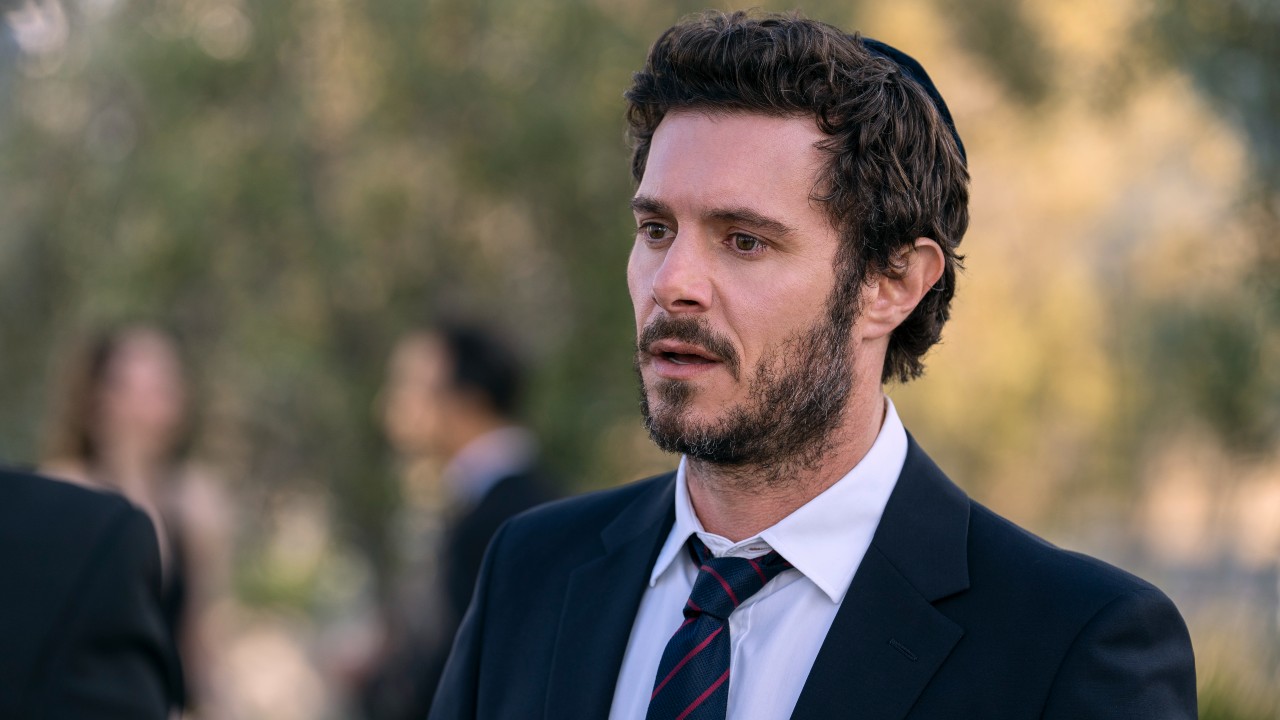 Adam Brody parece muy preocupado.