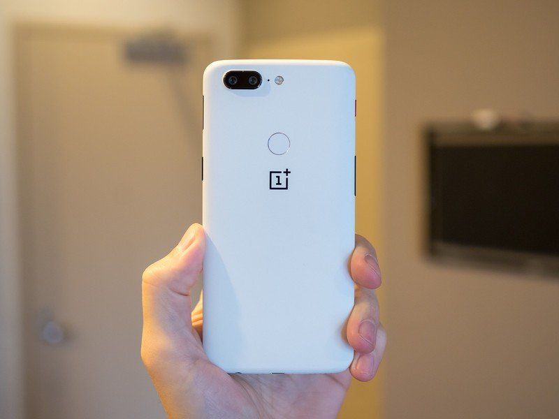 OnePlus 5T in Sandstone White