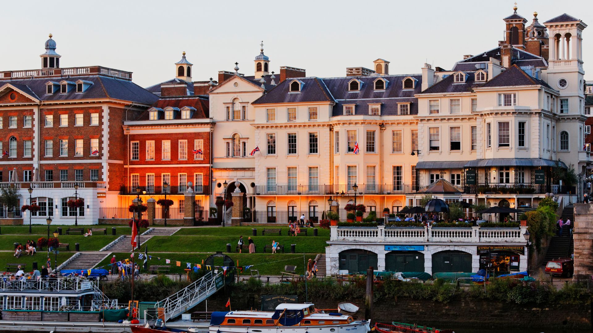 Waterfront in Richmond upon Thames, Surrey, England 