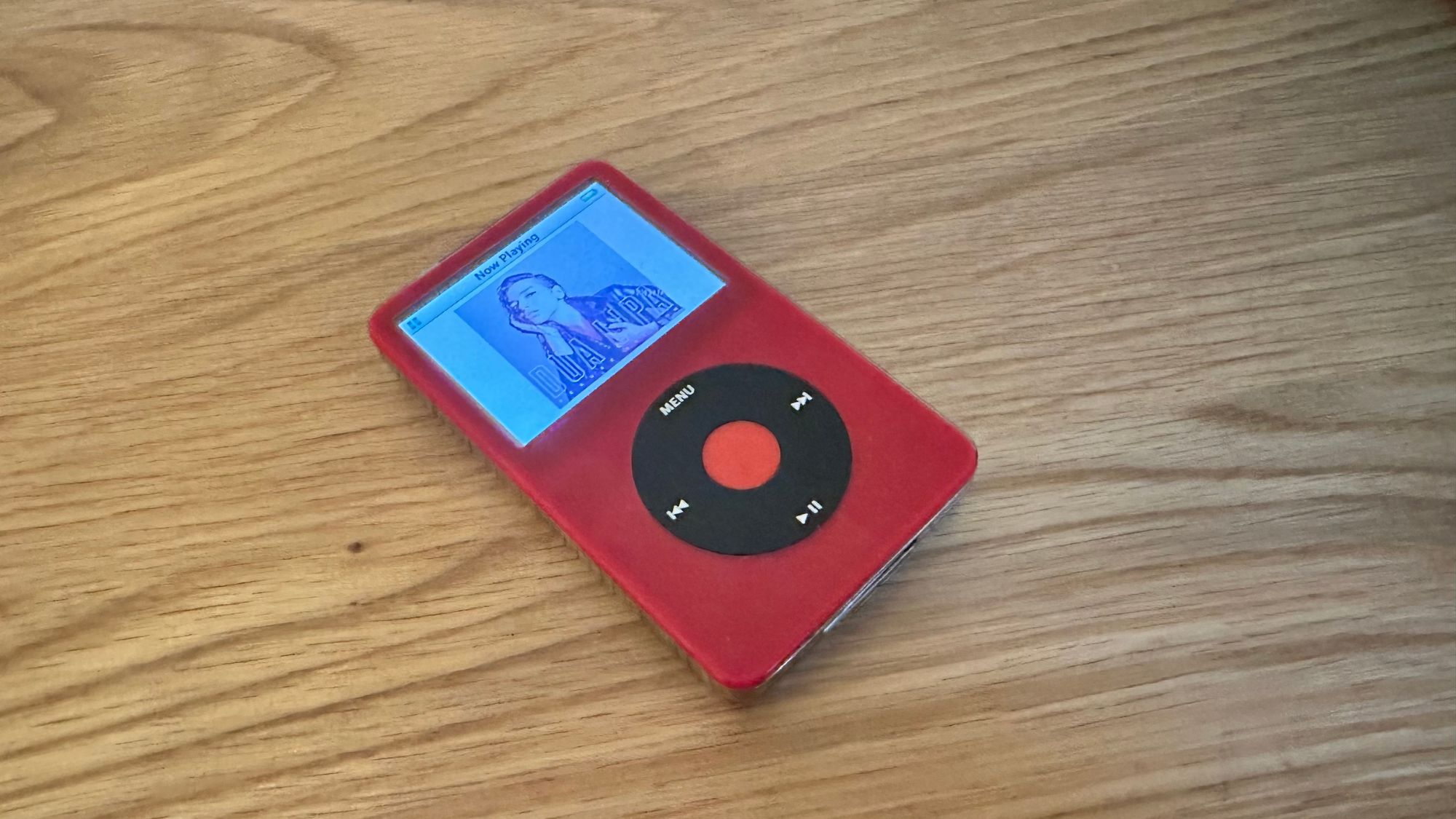 Video iPod di atas permukaan kayu