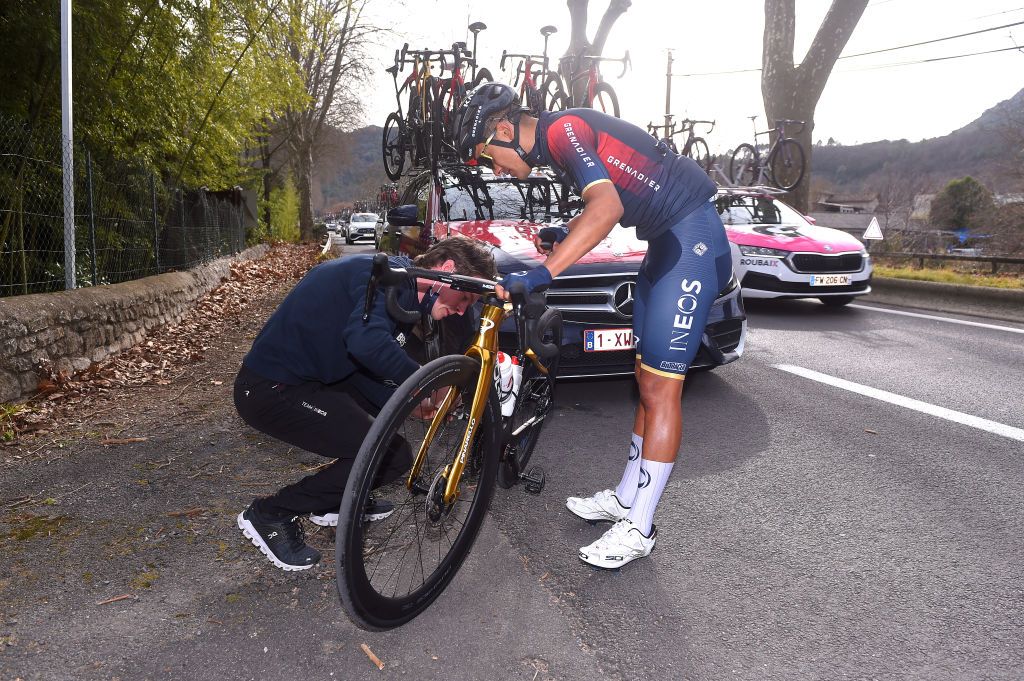 ROUSSON FRANCE FEBRUARY 03 Richard Carapaz of Ecuador and Team INEOS Grenadiers suffers a mechanical problem during the 52nd toile De Bessges Tour Du Gard 2022 Stage 2 a 156km stage from SaintChristollesAls to Rousson 304m EtoiledeBesseges EDB2022 on February 03 2022 in Rousson France Photo by Luc ClaessenGetty Images