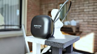 Samsung Galaxy Buds Pro etuiet i oprejst position