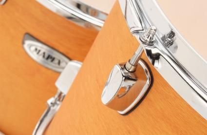 Low mass, single-point contact lugs.
