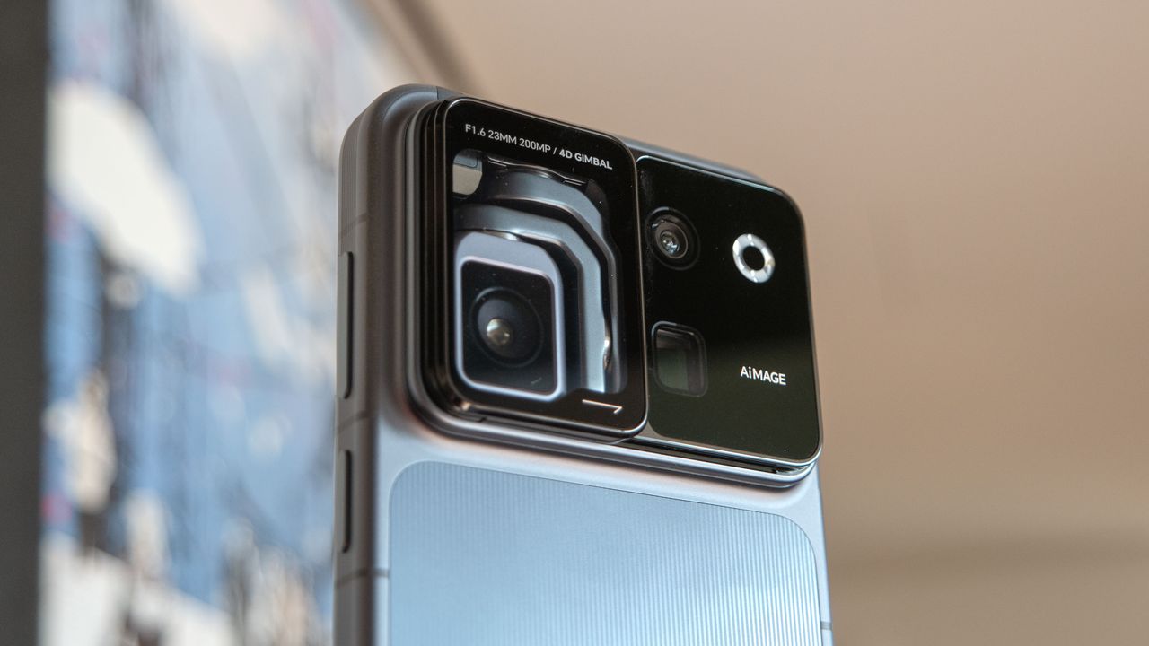 Honor Robot Phone hands-on.