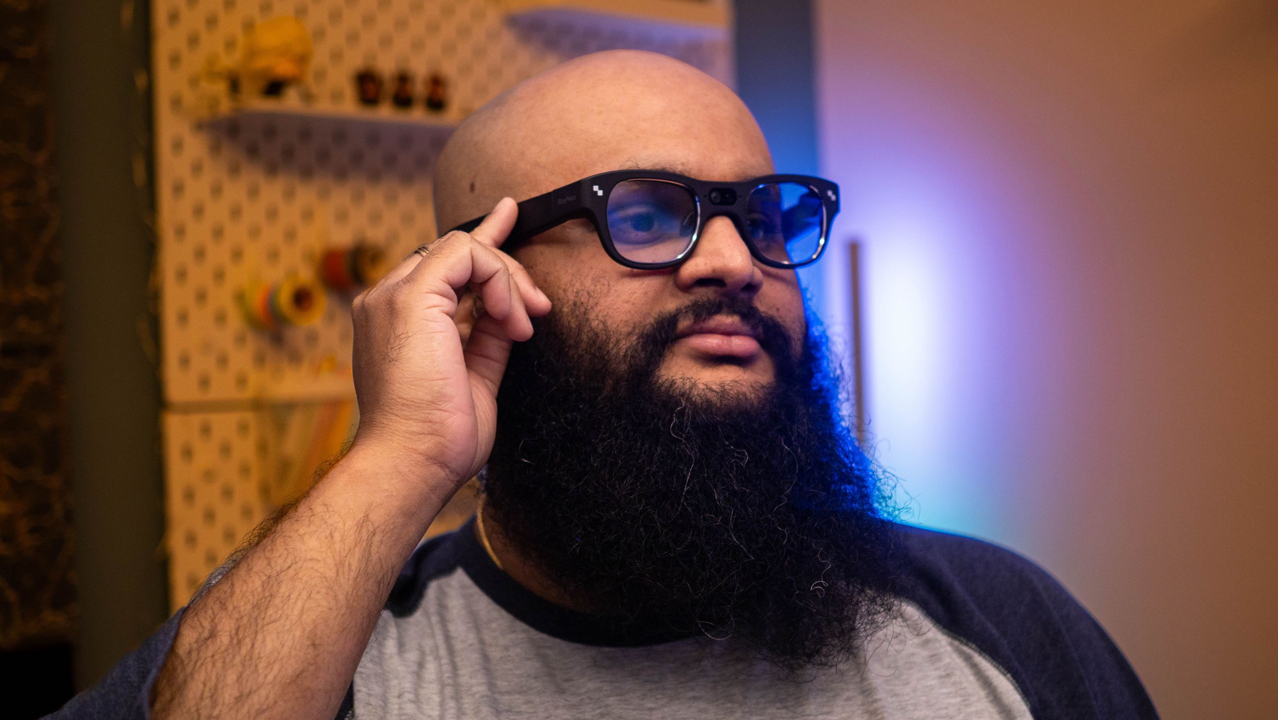 I used RayNeo's X3 Pro for a month — these AR glasses are futuristic, but there's a big problem