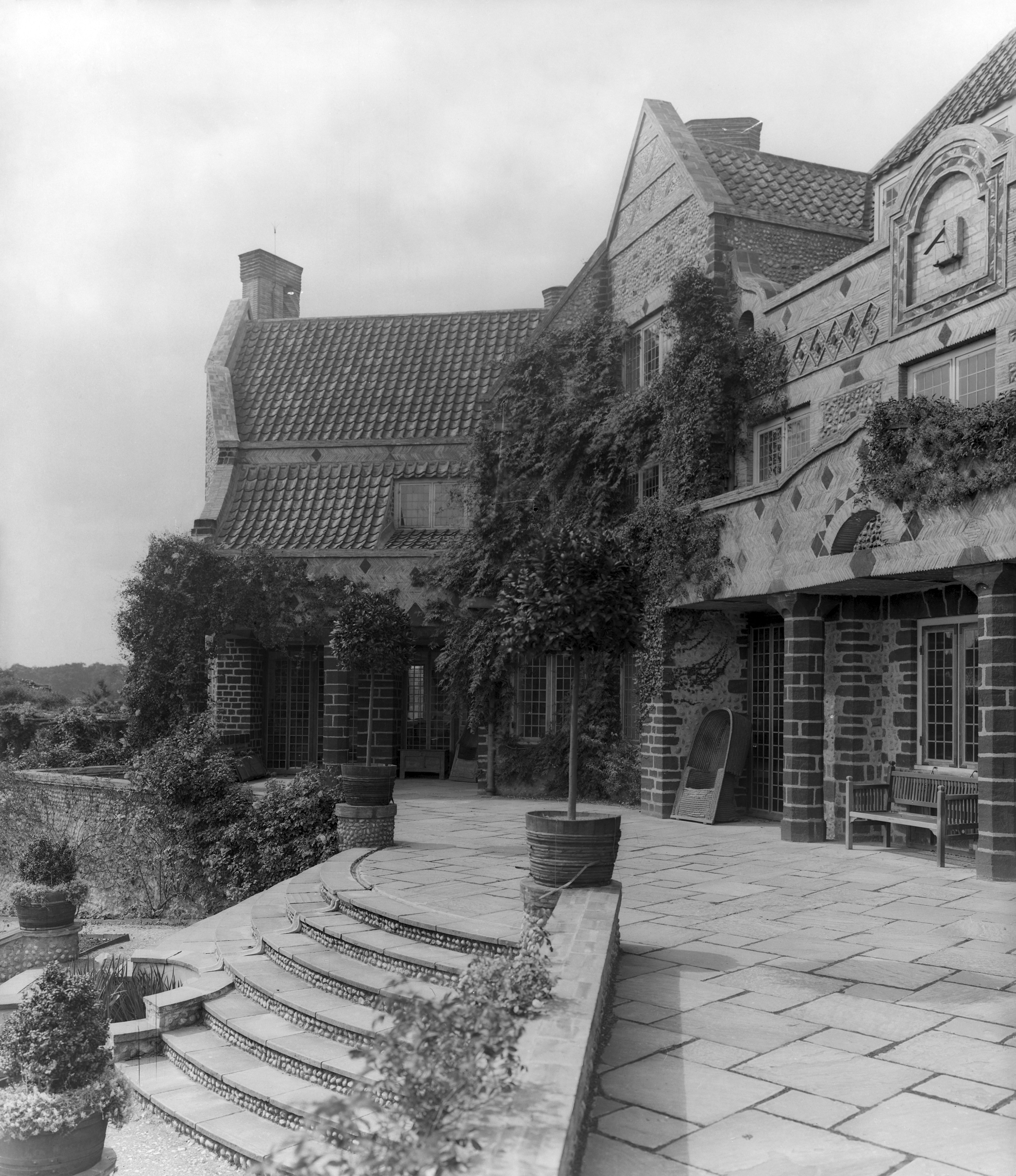 The terrace at Voewood, pictured in 1909. ©Country Life Picture Library