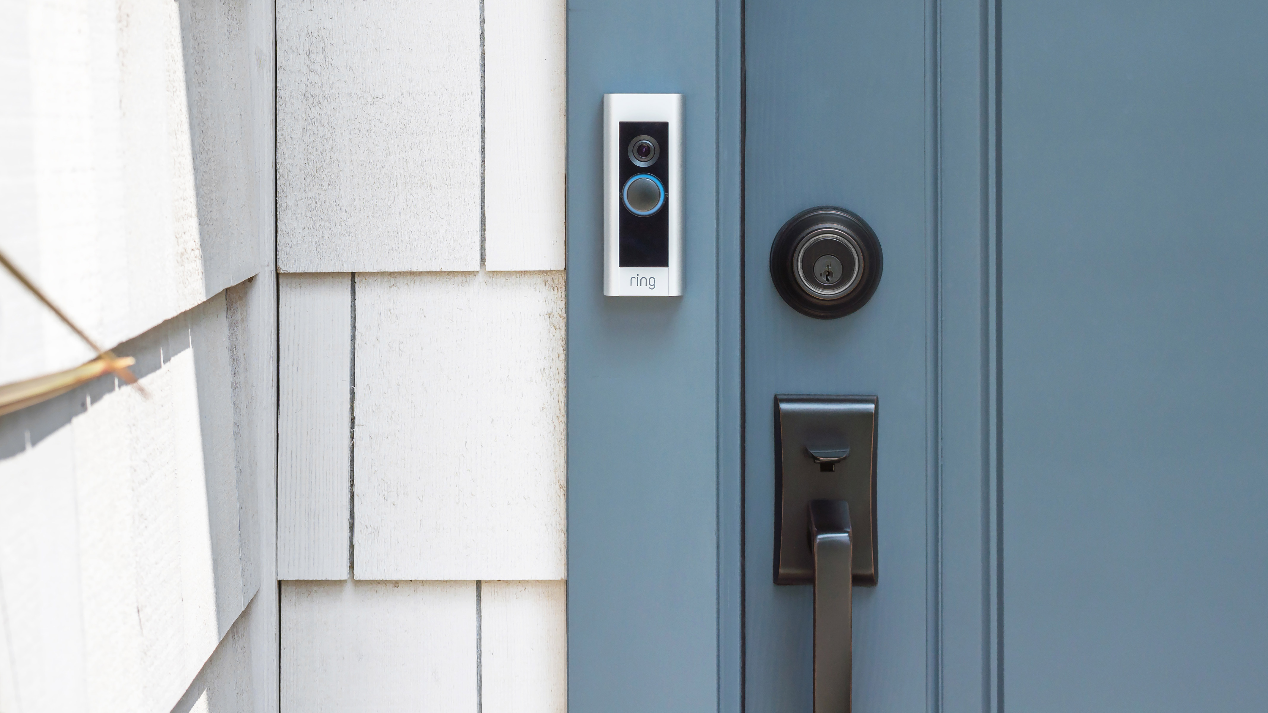 Ring Video Doorbell Pro 2 montert på en blå dørkarm