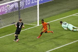 Denzel Dumfries nets Holland's second