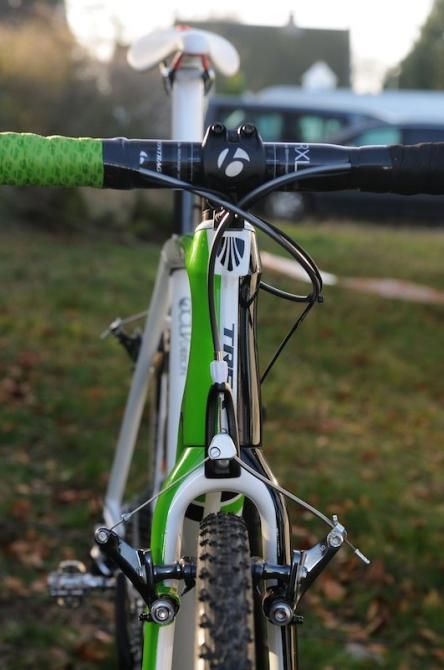 Mounting the cable guide to the fork crown rather than at the upper headset bearing area reduces fork judder.