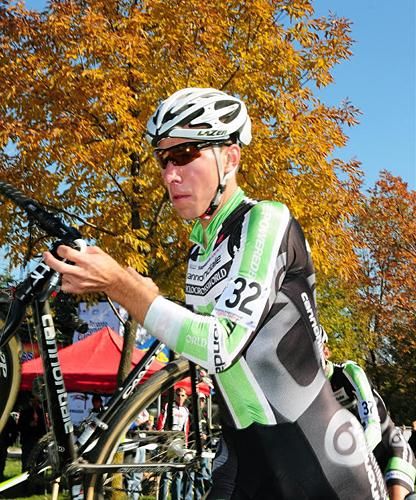 Jeremy Powers (Cycocrossworld.com/Canondale) attacks the barriers.