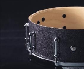 The JJ-1365 snare has a 1mm thick steel shell.