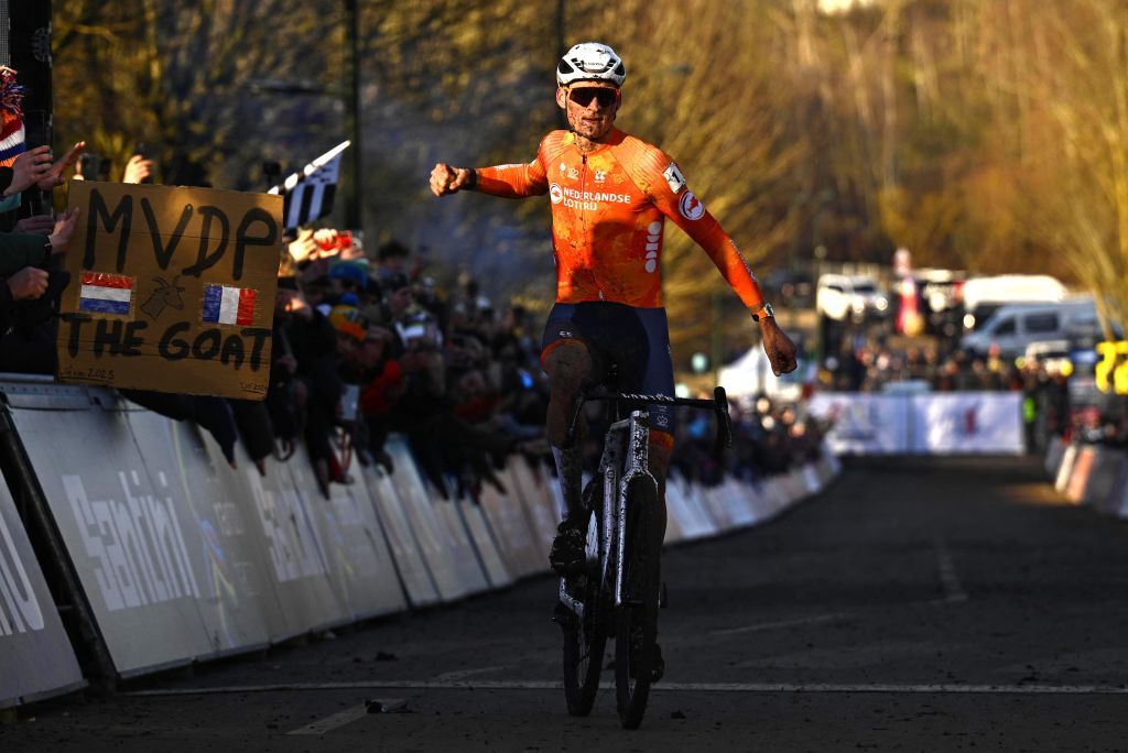 Dutch Mathieu Van Der Poel celebrates after winning the elite men competition of the UCI cyclocross World Championship, in Lievin, France, Sunday 02 February 2025. The world championships are taking place from 31 January until 02 February.
BELGA PHOTO JASPER JACOBS (Photo by JASPER JACOBS / BELGA MAG / Belga via AFP)