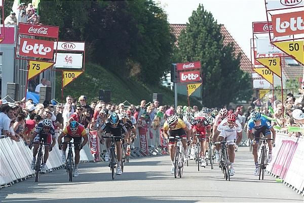It's a drag race to the finish line inside the final 100m of stage 5.