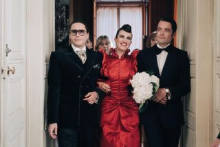 Jeanne Damas memerankan Paloma Picasso di hari pernikahannya dengan gaun merah.