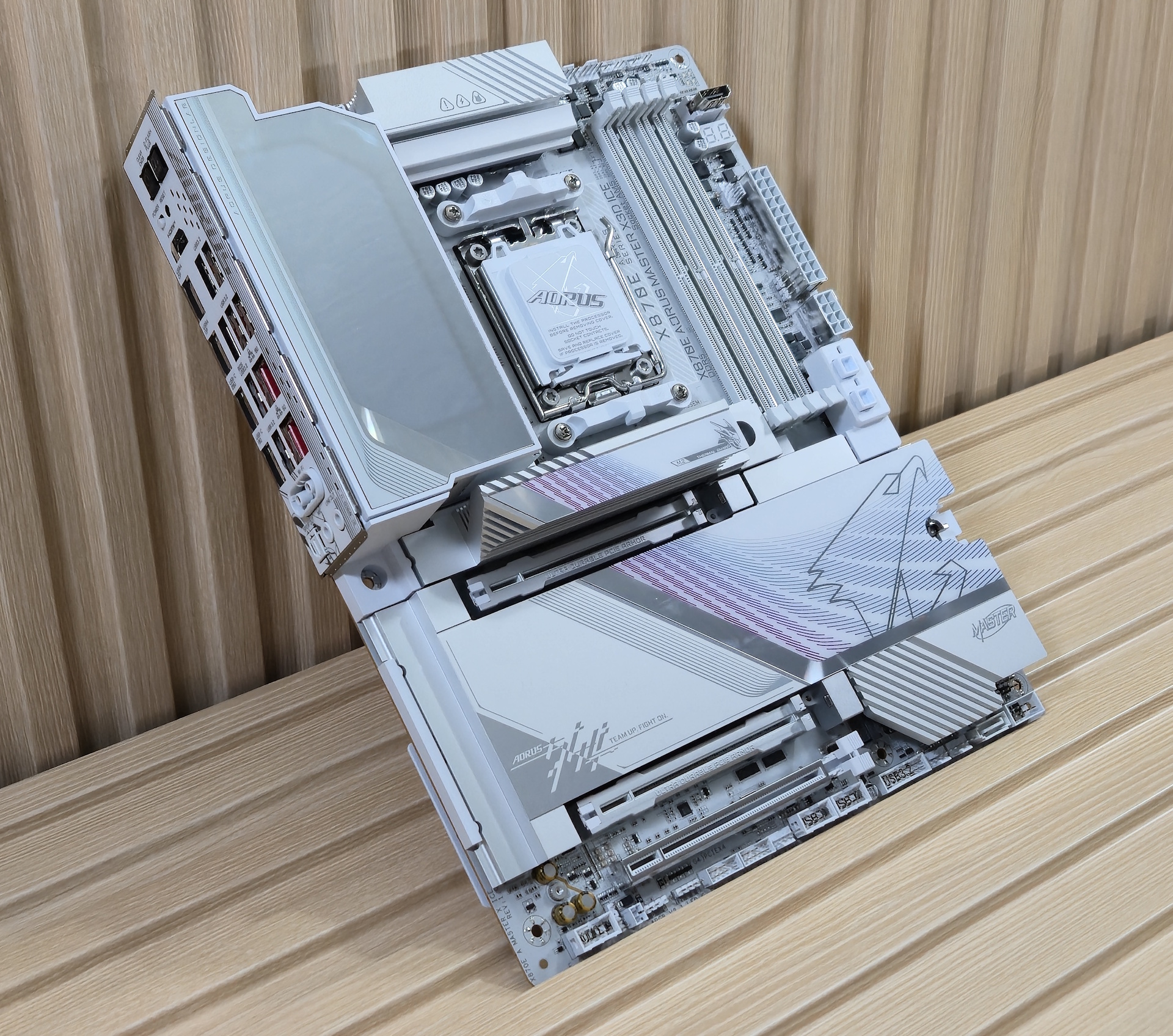 Gigabyte X870E Aorus Master X3D Ice