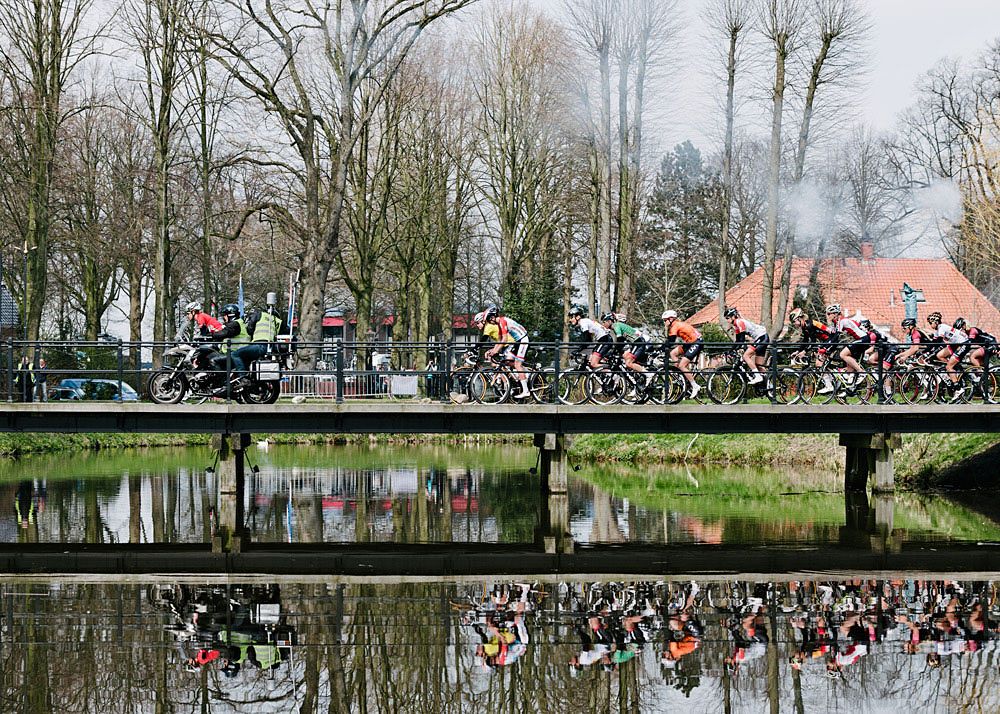 Peloton depart: Christine Majerus, Lisa Brennauer, Anna van der Breggen, Roxane Knetemann