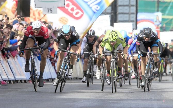 The bunch sprint opens up for stage 3 of the Giro d'Italia
