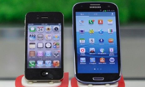 Samsung&amp;#039;s Galaxy S III (right) and Apple&amp;#039;s iPhone 4S
