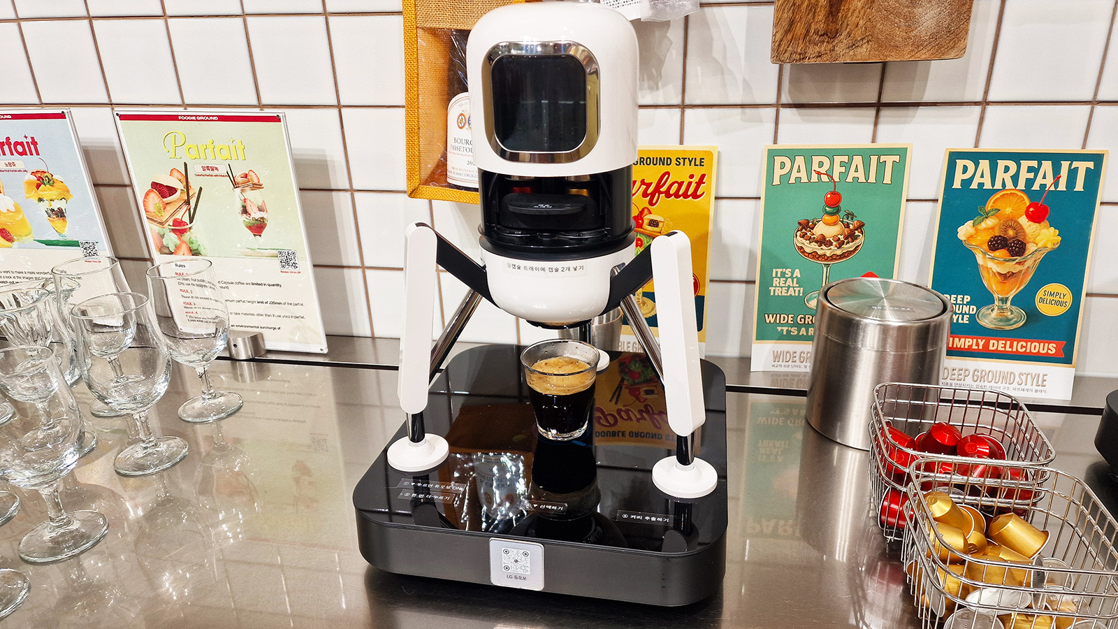 LG Duobo coffee robot