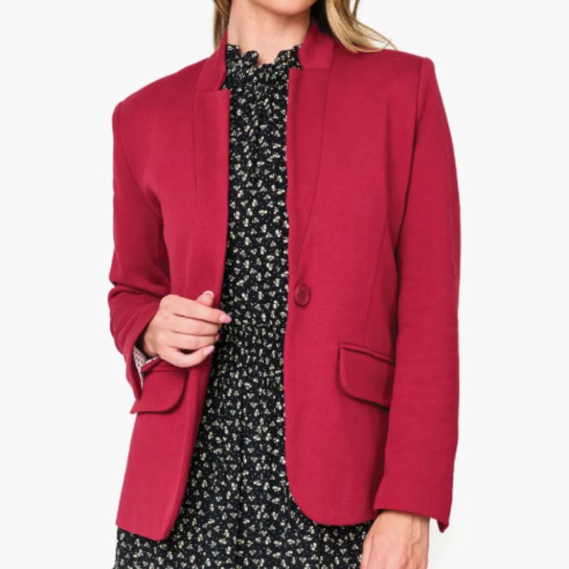 red, collarless blaze