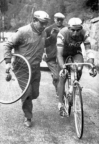 1961: Ernesto Colnago pushing Guido "Coppino" Carlesi