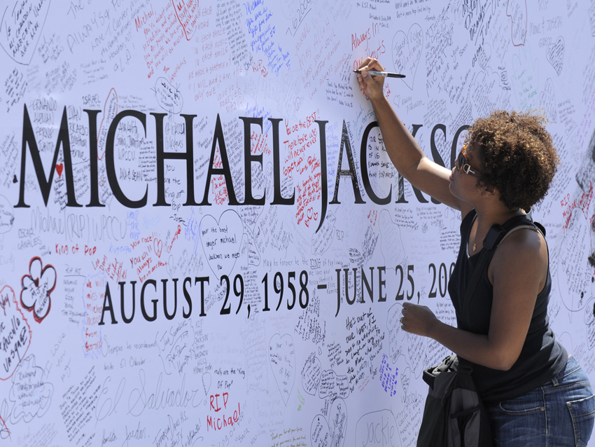 Outside the Staples Center, a fan adds her thoughts