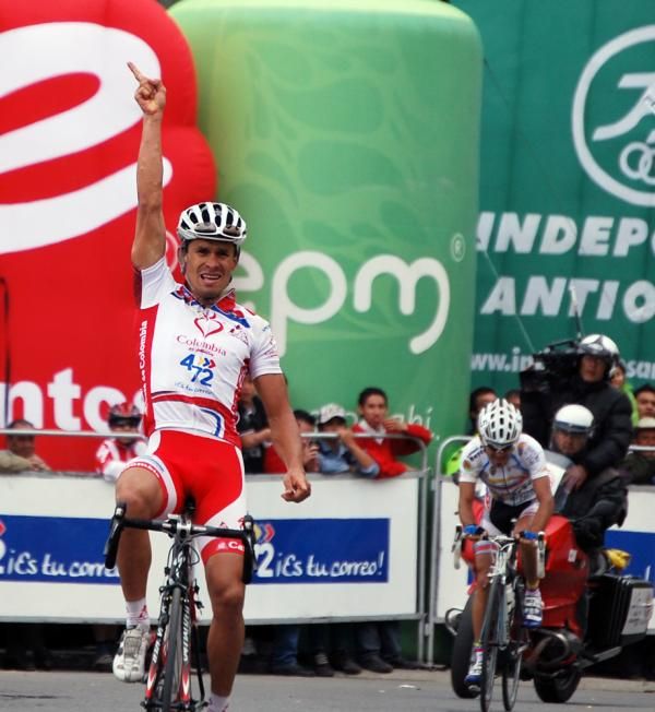 Felipe Laverde (Colombia es Pasi&oacute;n-Caf&eacute; de Colombia-472) celebrates his stage win.