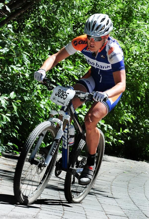 Katie Compton (Rabobank Giant) riding the cobbles