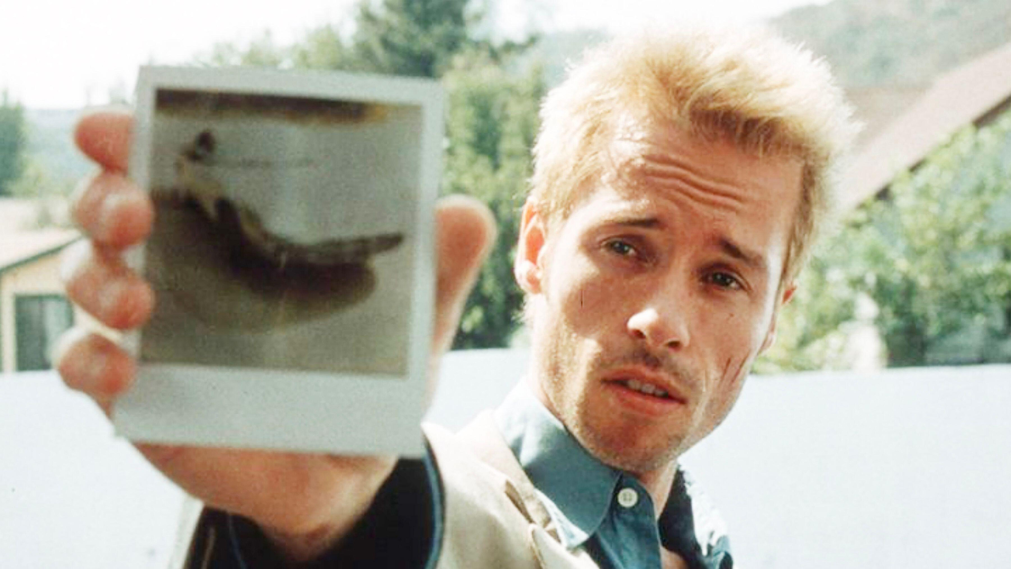 Guy Pearce als Leonard hält ein Polaroidfoto in Memento