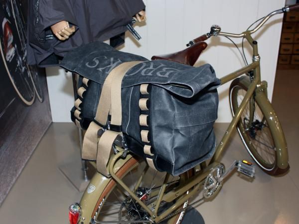 The Brooks Hampstead 'Sport Holdall' is designed to be used as a duffel bag or secured to the top shelf of a rear rack.